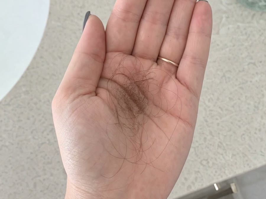Palma abierta con un mechón de pelo suelto